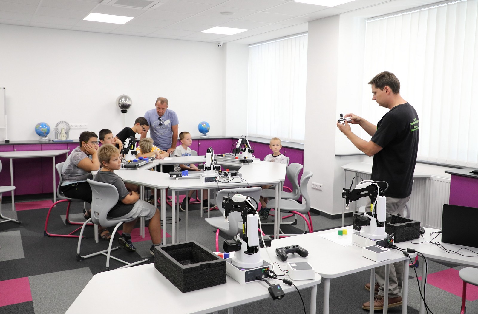 A Napraforgó Tábor diákjai ismerkedtek a robotikával a Titkok Házában